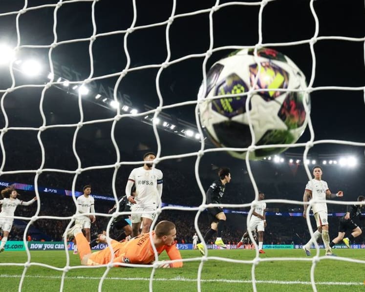 Kvaratskhelia late show as PSG crush Chelsea 5-2