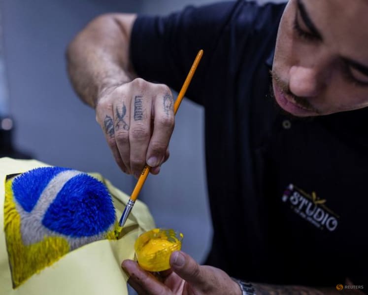 Barber shaves World Cup dreams into Brazilian fans' hair
