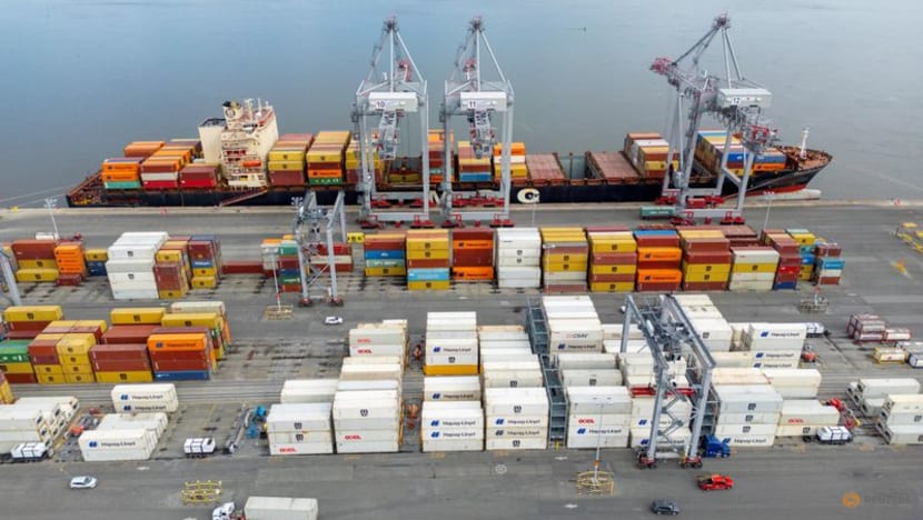 Trump puts 35% tariff on Canada, eyes 15%-20% tariffs for others