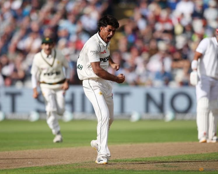 Tongue routs Pakistan as England dominate third test