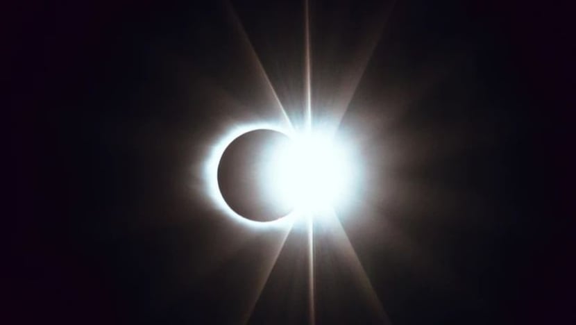 #BeliaSG: Bulan dan Matahari