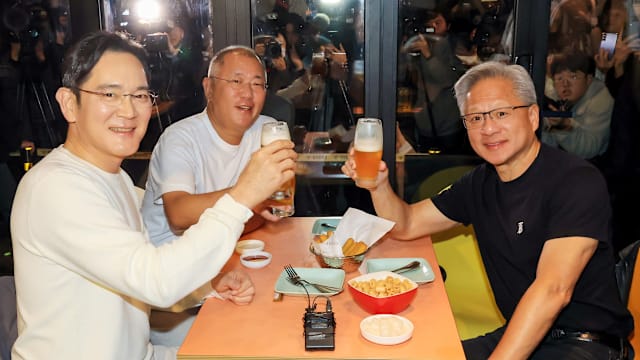 黄仁勋睽违15年再访韩 与李在镕郑义宣聚餐吃炸鸡