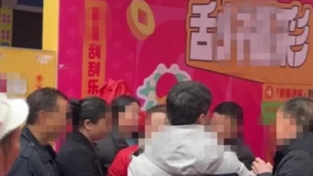 重庆女刮中彩票大奖引纠纷 警方：没有人抢夺彩票