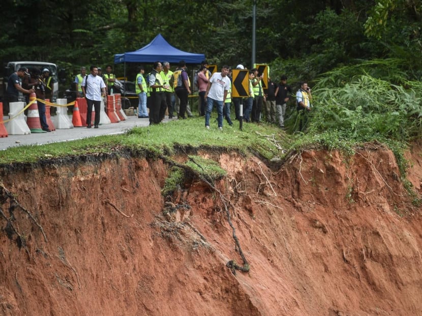 People inspecting the damage after a landslide near Genting Highlands in Batang Kali, Selangor on Dec 16, 2022. People inspecting the damage after a landslide near Genting Highlands in Batang Kali, Selangor on Dec 16, 2022.