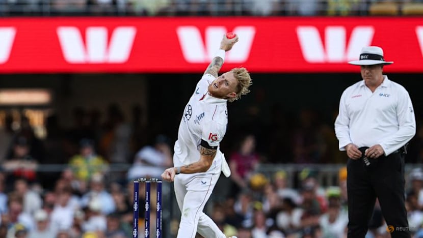 Australia take lead over fumbling England in second Ashes test