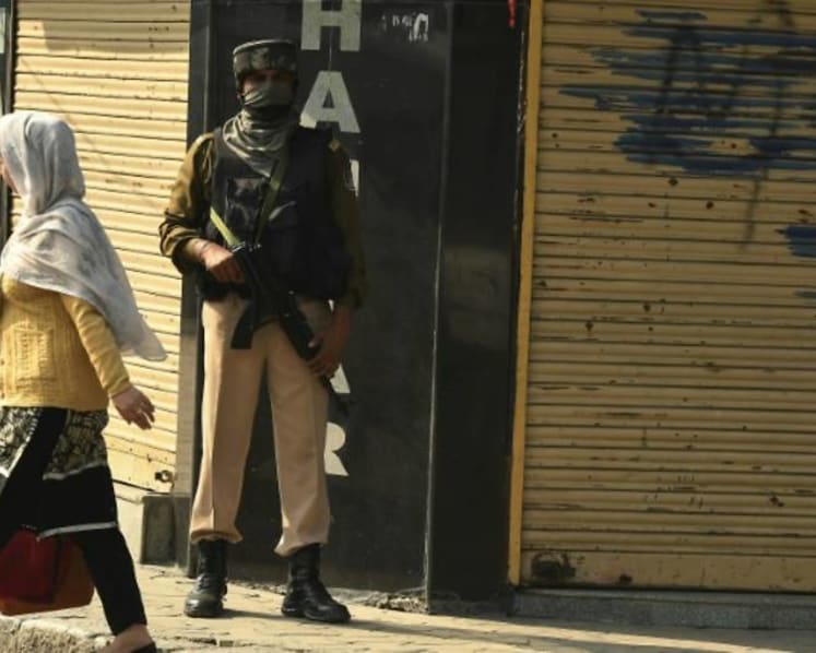 11 killed as India, Pakistan trade fire in disputed Kashmir