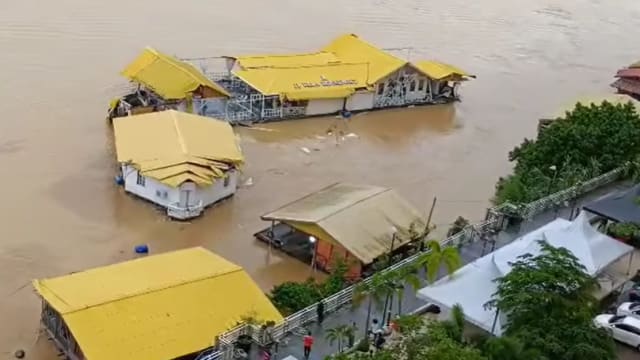 滂沱大雨水位高涨 马国船屋餐馆遭湍急河水冲走