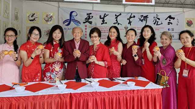 盼营造宁静环境 更生美术研究会向医疗机构捐书画作品