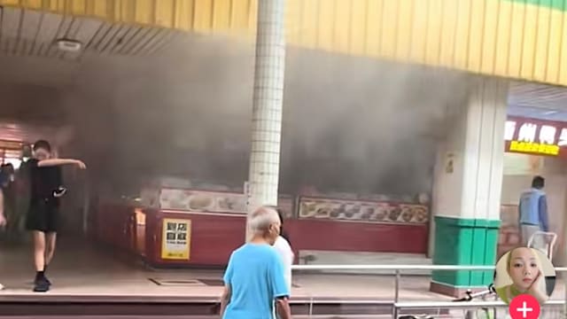 牛车水小吃店失火 民众帮忙灭火