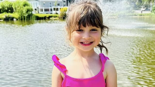 英国4岁女童误吞小电池  医生嘱喂蜂蜜两小时顺利排出