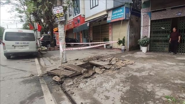 越南排水系统爆炸 路面井盖连环炸开