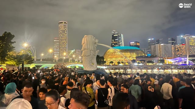 【直播】鱼尾狮公园人潮已达很拥挤水平 公众冒雨等看烟火
