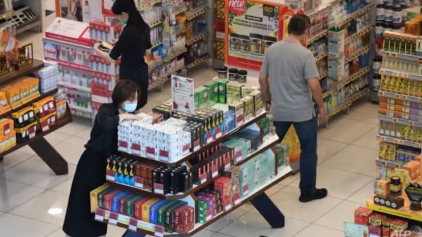 Pekerja runcit adu sakit pinggang dan kaki melecet akibat peraturan "tidak boleh duduk" 