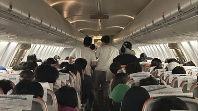 称机上闷热！又有乘客试图空中开机舱门