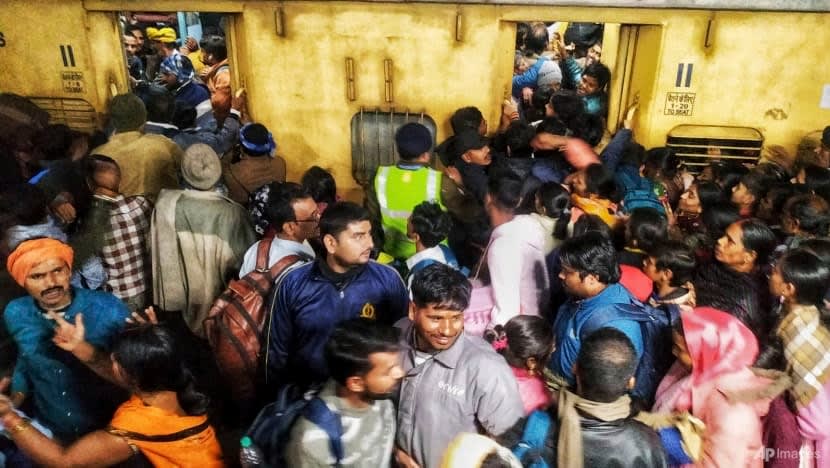 புதுடில்லி ரயில் நிலைய நெரிசல் - மாண்டோர் எண்ணிக்கை 18க்குக் கூடியது புதுடில்லி ரயில் நிலைய நெரிசல் - மாண்டோர் எண்ணிக்கை 18க்குக் கூடியது