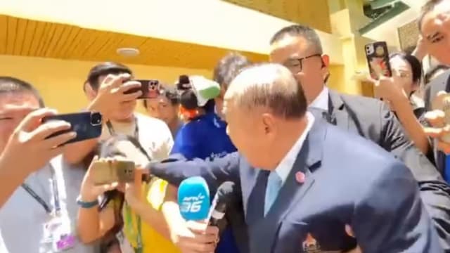 众目睽睽对女记者动粗  泰国前副首相巴维被调查