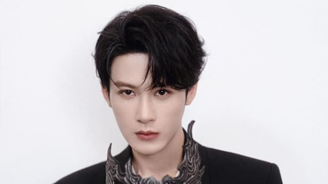 中国男星拍戏出意外！骑马镜头失控坠马