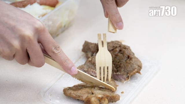 香港环保餐具商示范用竹叉切牛排 一分钟断两次