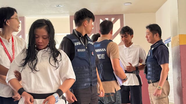 涉阿窿骚扰案男女被押返现场重组案情 男被告不堪压力当场落泪