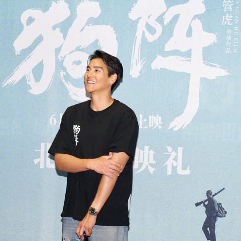 突破热点!彭于晏恋情曝光?神秘高个妹同行3天!经纪人正面回应