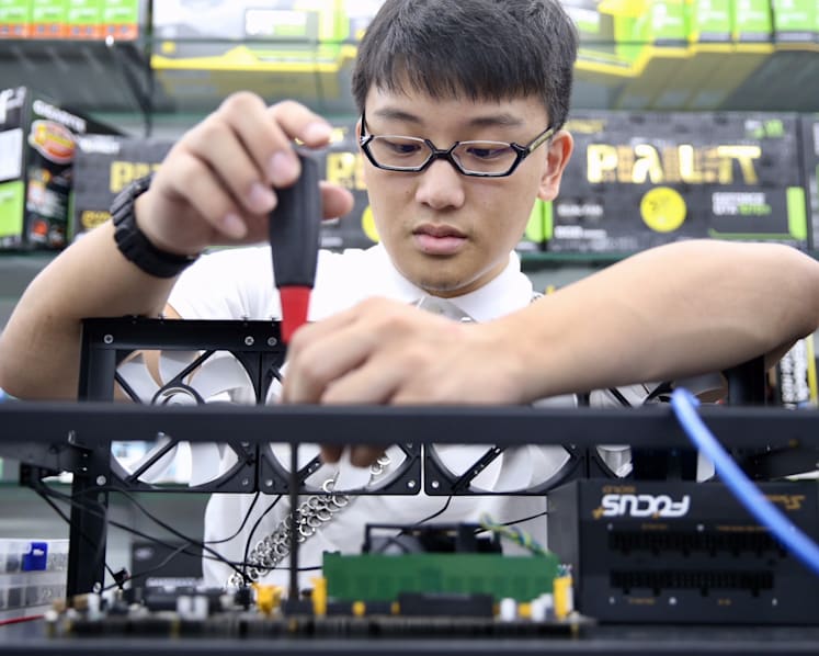 ITE intern, a cryptocurrency ‘expert’, assembles mining rigs at retail shop
