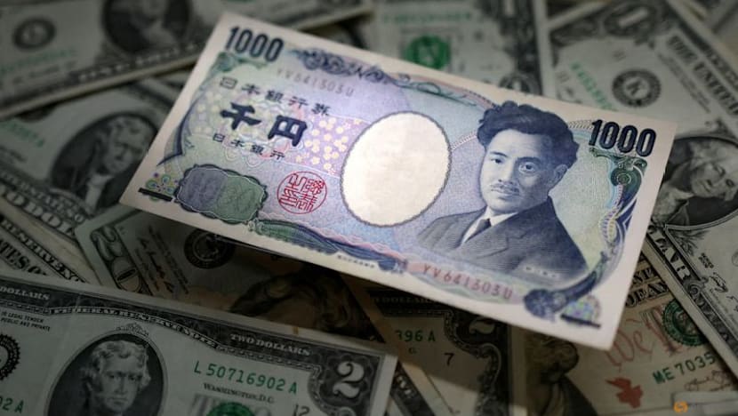 Explainer-What's behind the selloff in world bond markets?