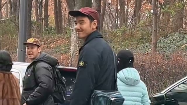 阮经天飞韩国会小20岁女友？ 网友汉南洞直击，同行女伴全程紧跟