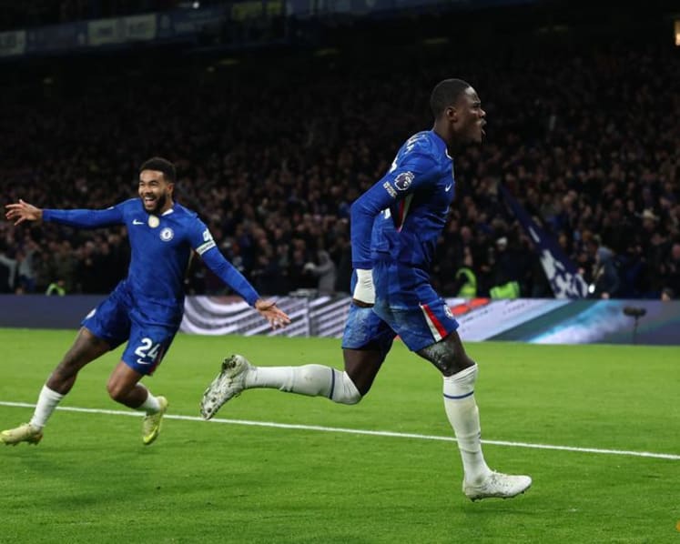 Ten-man Chelsea hold Arsenal in tetchy 1-1 London derby