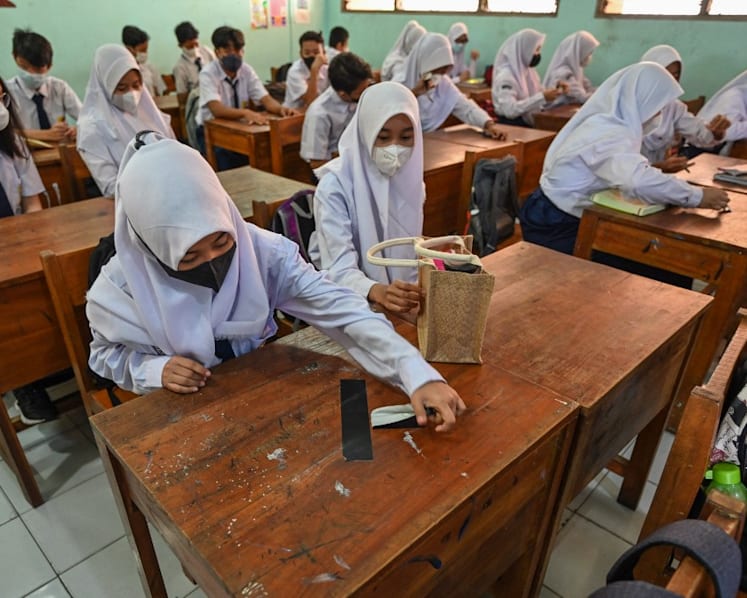 Indonesian government urged to mandate hybrid learning for all amid Omicron; anxious parents keep kids at home
