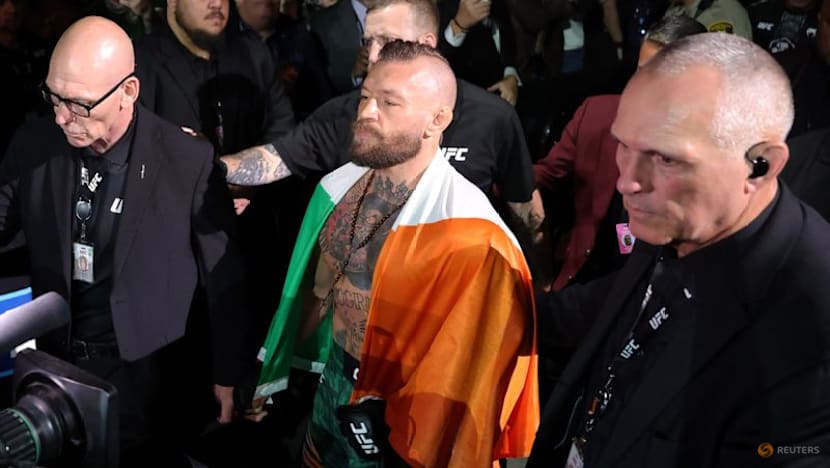 McGregor's UFC return halted by knee injury in opening round