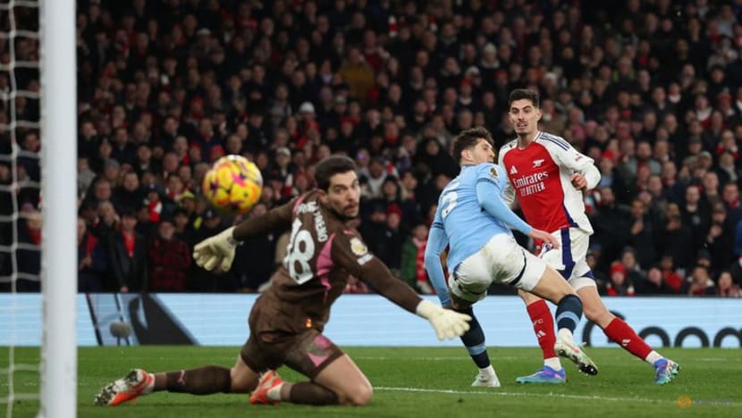 Arsenal crush Man City to stay in title hunt Arsenal crush Man City to stay in title hunt