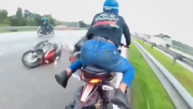 马国摩托车骑士玩命飙车 后排如“保龄球”跟着翻