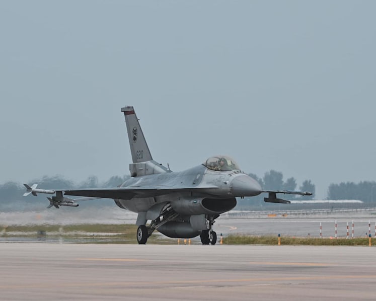 RSAF F-16 aircraft lands at Changi Airport following malfunction
