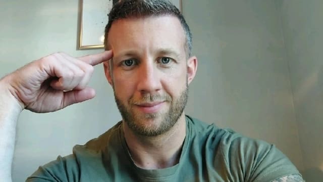替香港情报机关工作被控 英国前海军陆战队员突然死亡
