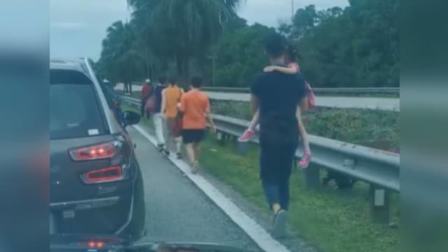 学校假期长堤周末再狂塞 民众抱小孩徒步通关