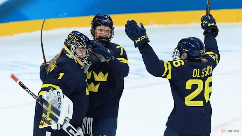 Ice hockey-US wallop Canada, Finland beat Swiss, Germany edge Italy and Sweden stay perfect