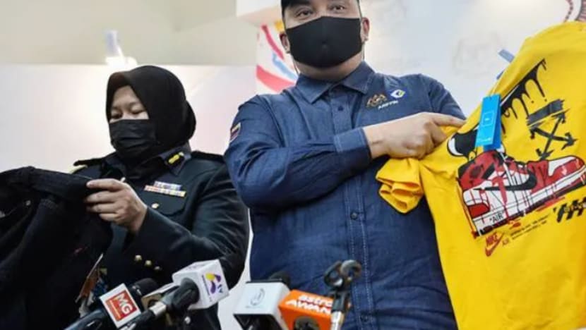 Lebih 20,000 barangan tiruan untuk jualan hari raya dirampas