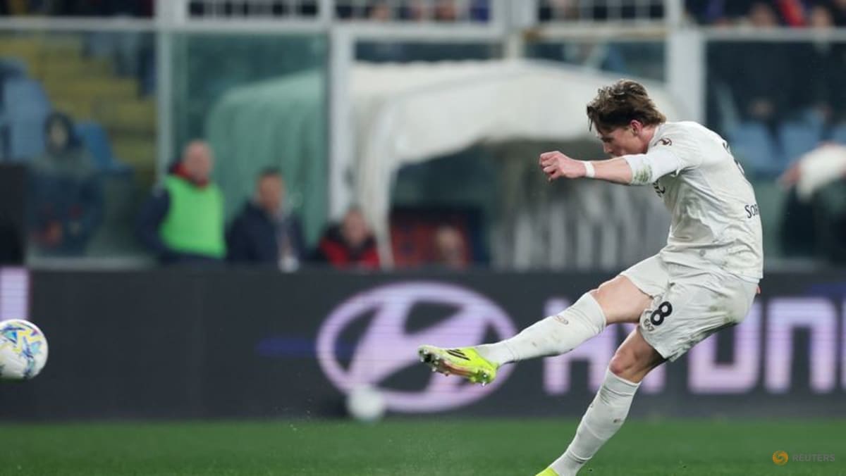 Napoli win 3-2 at Genoa with last-gasp penalty to close gap on leaders