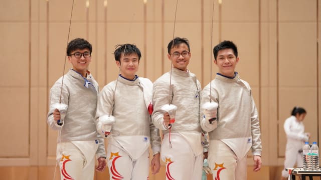 我国击剑队男子佩剑团体赛获银牌