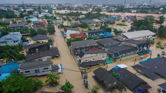 太平间不胜负荷 泰国用冷藏货车存放洪灾死者遗体