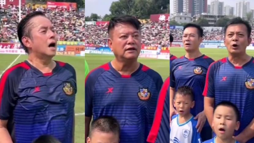 Alan Tam, Felix Wong & Other HK Stars Praised For Singing Chinese National Anthem Passionately At Football Match Alan Tam, Felix Wong & Other HK Stars Praised For Singing Chinese National Anthem Passionately At Football Match