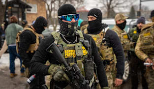 Polis berkas penunjuk perasaan di lapangan terbang Minnesota