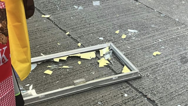 香港湾仔玻璃窗从天降 女子小腿受伤