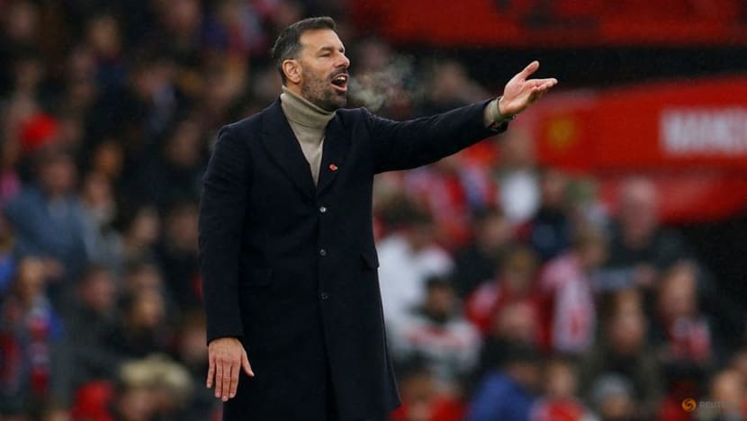 Van Nistelrooy looks to lift Leicester spirits