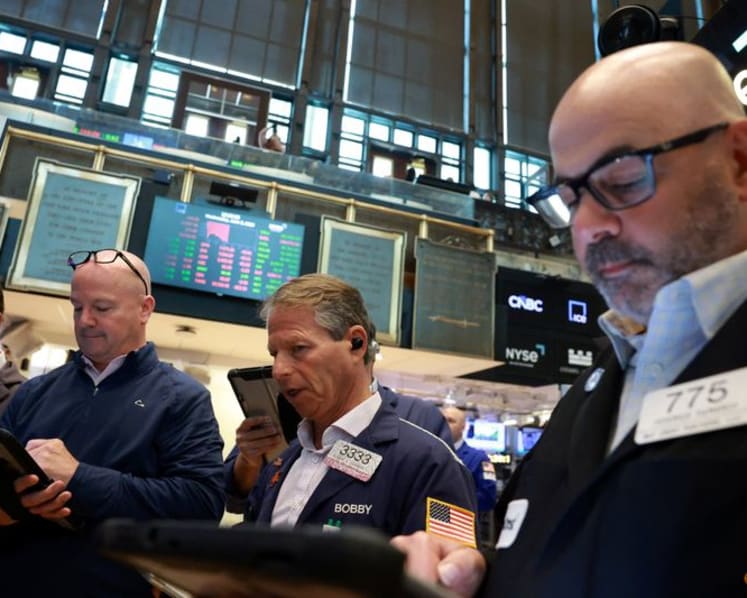 Trading Day: War clouds and tech wobbles