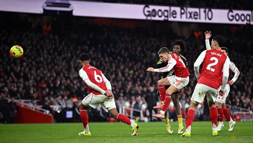 Manchester United stun leaders Arsenal to open up title race