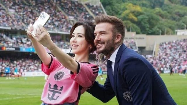 男神超亲民！邓紫棋化身粉丝再度同框David Beckham