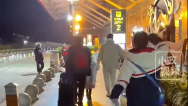 因不买万元手镯 中国一家五口被导游赶下车