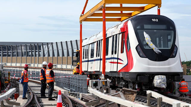 新柔地铁首组列车抵新山 准备进行测试和调试