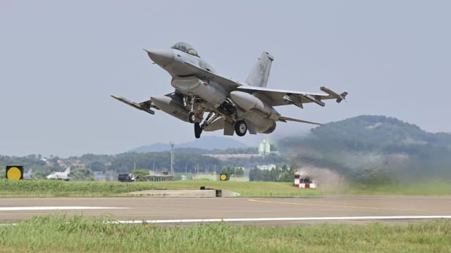 韩国一架战机起飞时坠毁 所幸无人员伤亡